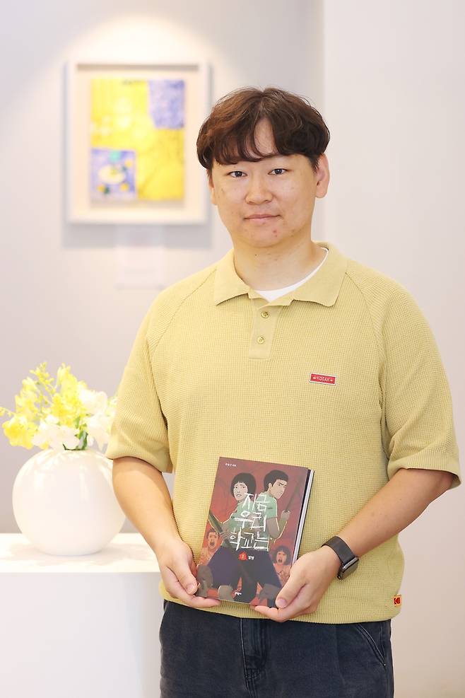 '지금 우리 학교는'의 주동근 작가 (서울=연합뉴스) 진연수 기자 = 웹툰 '지금 우리 학교는'의 주동근 작가가 11일 서울 은평구에서 인터뷰에 앞서 포즈를 취하고 있다. 2025.7.11
jin90@yna.co.kr