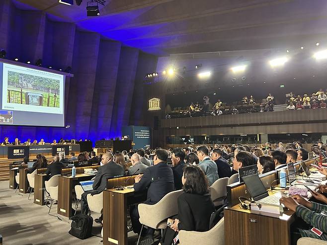 한국의 17번째 세계유산 '반구천의 암각화' (파리=연합뉴스) 김예나 기자 = 유네스코 세계유산위원회가 12일(현지시간) 프랑스 파리 유네스코 본부에서 열린 제47차 회의에서 한국이 신청한 '반구천의 암각화'의 등재 여부를 논의하고 있다. 국보 '울주 대곡리 반구대 암각화'와 '울주 천전리 명문과 암각화'를 묶은 반구천의 암각화는 한국의 17번째 세계유산으로 등재됐다. 2025.7.12
yes@yna.co.kr