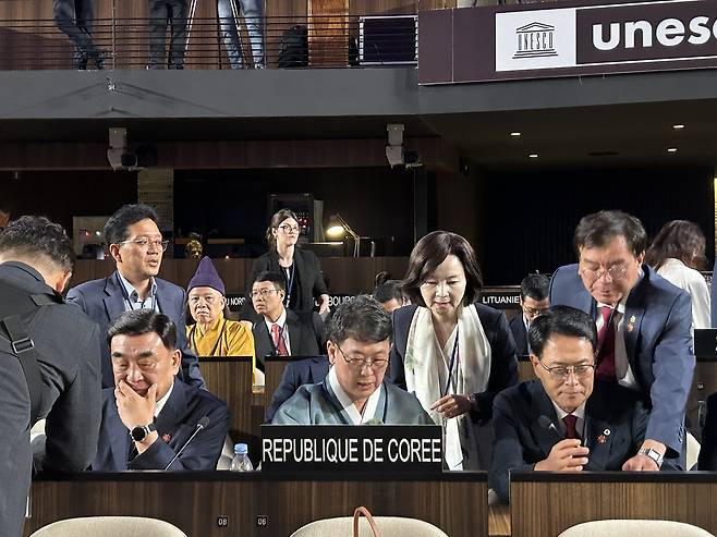 세계유산 등재를 앞두고 (파리=연합뉴스) 김예나 기자 = 12일(현지시간) 프랑스 파리 유네스코 본부에서 열린 제47차 세계유산위원회에서 '반구천의 암각화' 등재를 앞두고 한국 대표단이 자료를 검토하고 있다. 왼쪽부터 김두겸 울산시장, 최응천 국가유산청장, 박상미 주유네스코 대표부 대사, 이순걸 울산 울주군수. 2025.7.12
yes@yna.co.kr