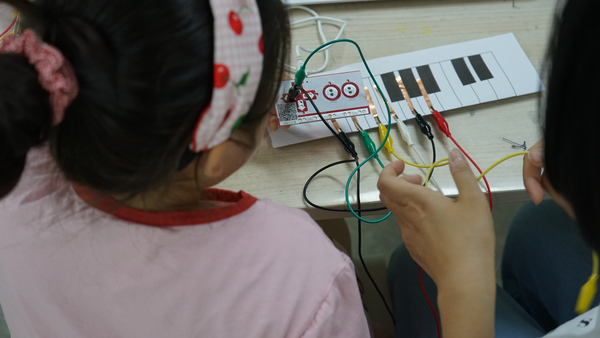 ‘코딩, 로봇, 그리고 경기도어린이박물관’ 프로그램 진행 모습. /경기문화재단 제공.