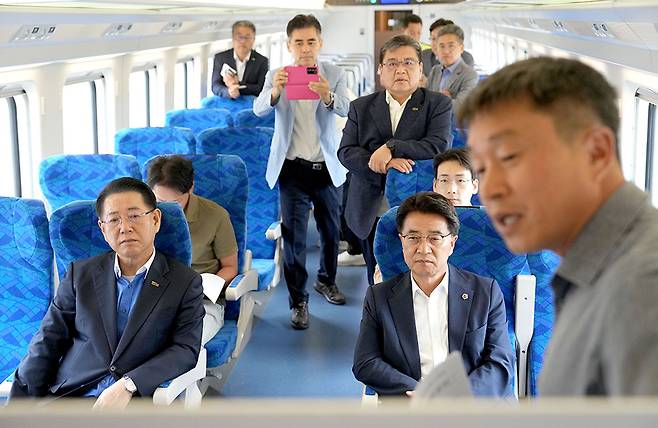 김영록 전남지사와 김태균 전남도의회 의장이 지난 10일 오후 오는 9월 개통 예정인 전남 남해선 목포-보성 구간 영업시운전 열차에서 국가철도공단 관계자의 현황 설명을 듣고 있다.