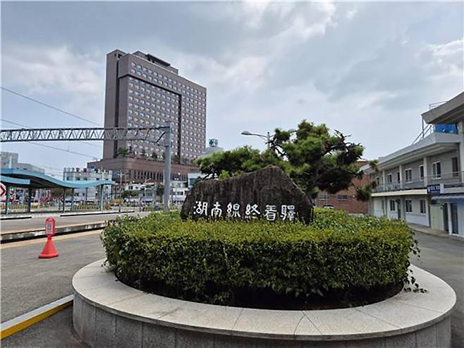 목포역은 1914년 1월 개통한 호남선의 종착역이다. 일제는 일본 본토에서 가까운 부산과 서울을 잇는 경부선 개통을 서둘렀고 호남선을 그 지선으로 만들었다. 사실상 국가 불균형 발전의 원인을 제공한 단초가 됐다. 사진은 목포역 내에 있는 ‘호남선종착역’ 표지석.