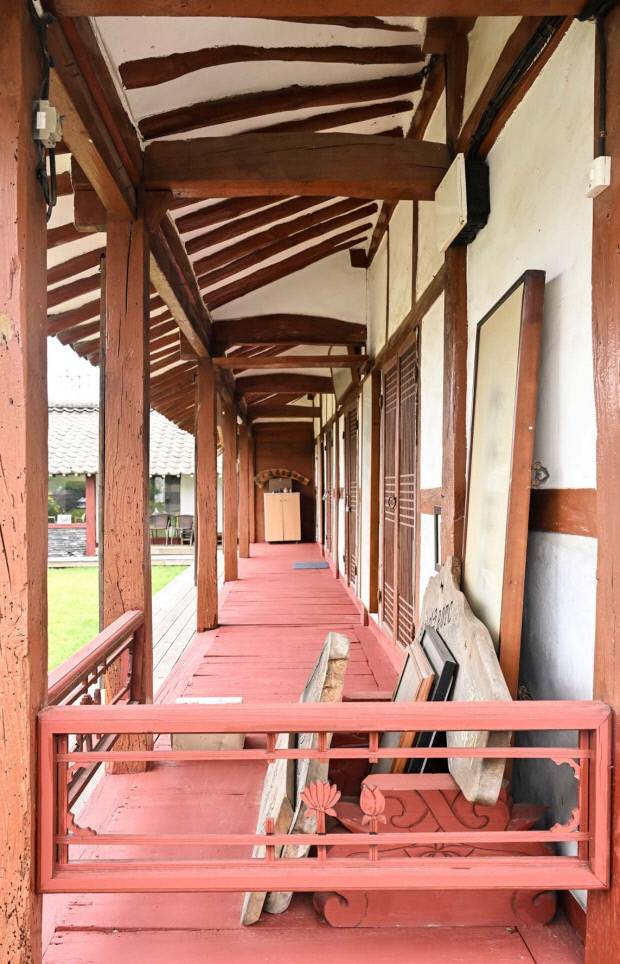 지은지 100년이 된 오래된 한옥을 이용해 만든 성백미술관.