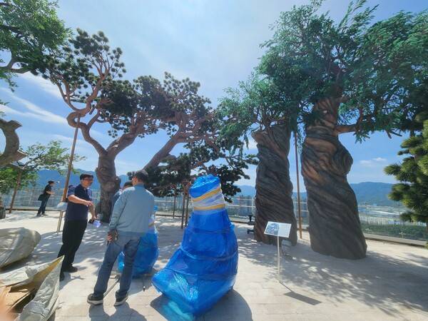 창원시 공공건축가 10여 명이 11일 창원 의창구 두대동 대상공원 '빅트리' 전망대 현장을 둘러보고 있다./우귀화 기자