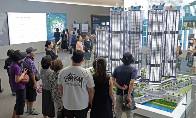 지난 11일 '르엘 리버파크 센텀' 견본주택 방문객들이 조감도 모형을 살펴보고 있다. 르엘 센텀은 지역 부동산 경기의 바로미터로 평가받는다. ▶관련 기사 2면 정대현 기자 jhyun@