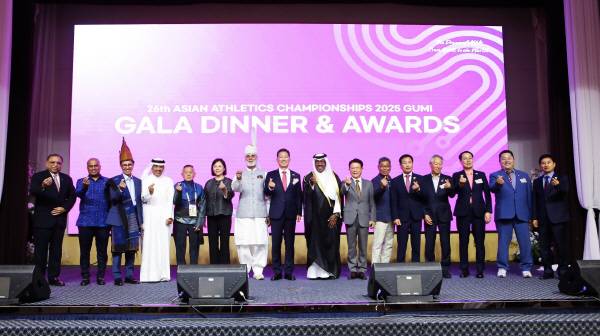 2025구미아시아육상경기선수권대회 디녀쇼에 참가한 아시아육상연맹 임원들과 조직위원들이 함께 기념촬영하고 있다.