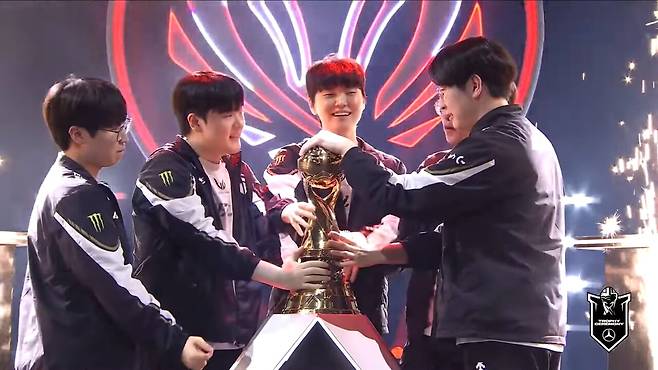 - MSI 2연패를 달성하며 승리의 기쁨을 누리는 젠지e스포츠