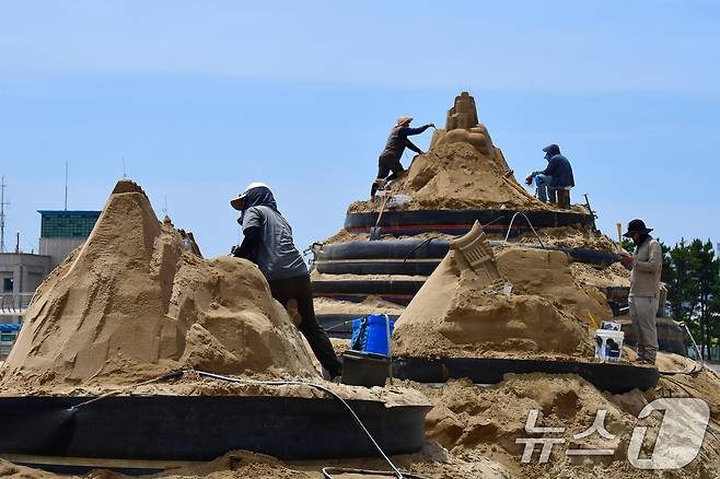6일 경북 포항시 북구 영일대해수욕장 백사장에서 다양한 모래조각 작품들이 만들어지고 있다.(사진은 기사 내용과 무관함) / 뉴스1 ⓒ News1 2025.7.6/뉴스1 ⓒ News1 최창호 기자