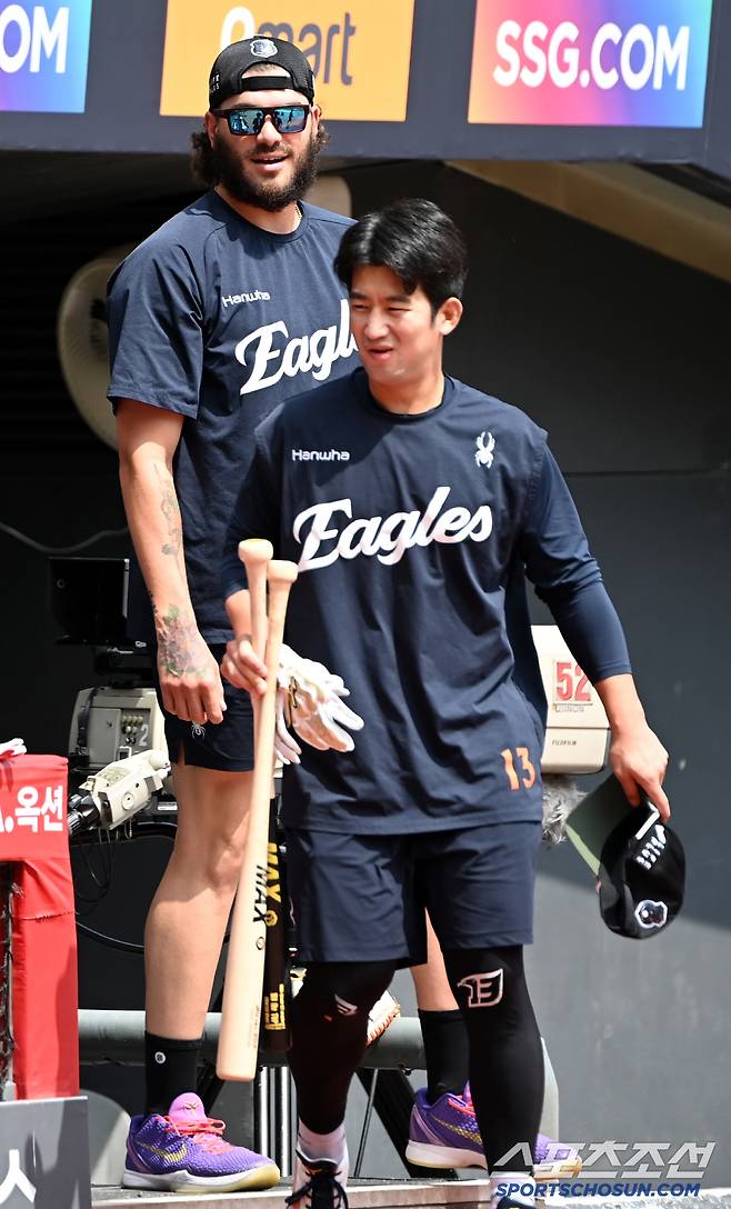 29일 인천SSG랜더스필드에서 열린 한화와 SSG의 경기, 폰세와 최재훈이 워밍업을 위해 그라운드로 나서고 있다. 인천=허상욱 기자wook@sportschosun.com/2025.06.29/