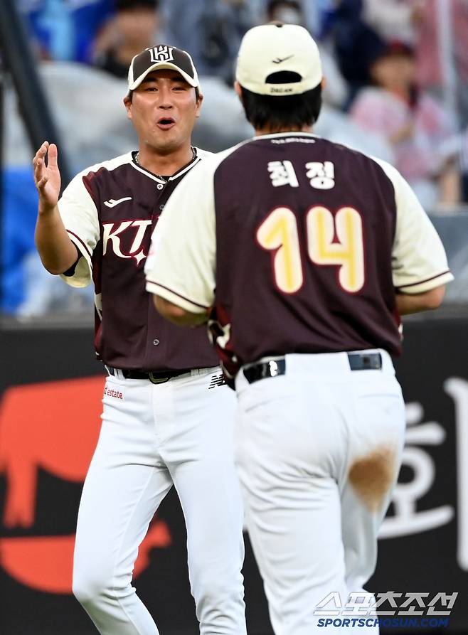 12일 대전 한화생명볼파크에서 열린 2025 KBO 올스타전, 우규민이 투구를 끝낸 최정을 맞이하고 있다. 대전=허상욱 기자wook@sportschosun.com/2025.07.12/