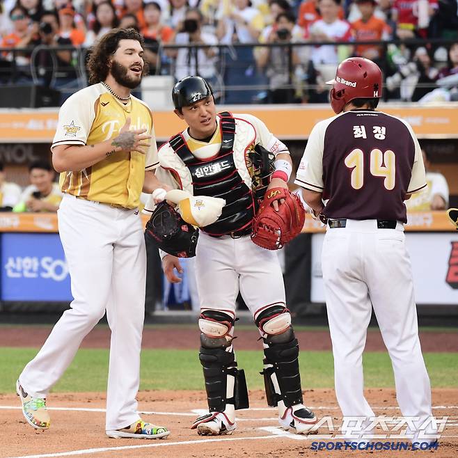 12일 대전 한화생명볼파크에서 열린 2025 KBO 올스타전, 1회 폰세의 볼에 맞은 SSG 최정. 대전=송정헌 기자songs@sportschosun.com/2025.07.12/