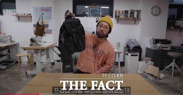 단순한 DIY를 넘어 전문가의 기술과 노하우를 엿볼 수 있는 '리폼' 콘텐츠가 유튜브에서 큰 인기를 끌고 있다. 명품 장인으로 유명한 사부작트 유튜버가 프라다백을 수선하고 있다. /사부작트 영상 캡처