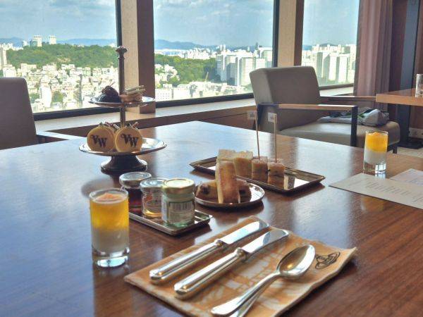 서울 시내를 조망할 수 있는 자리에 앉아 애프터눈티 세트를 즐길 수 있다. 망고 마카롱에는 비비안 웨스트우드의 약자은 VW가 그려져 있다. 이민지 기자.