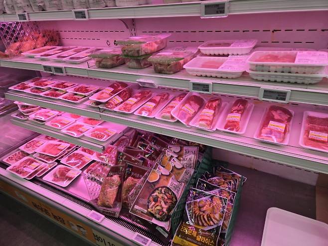 대형마트 휴무일, 이마트·롯데마트·홈플러스·코스트코 ‘어디요? 할인’ = 이마트·롯데마트·홈플러스·코스트코 등 대형마트 4사가 이번 주는 각사별 특색있는 할인행사에 돌입한다. 이마트는 오는 20일 초복을 앞두고 '중화 보양식' 3종을, 롯데마트는 여름 먹거리를 초저가로 구성한 '제철 한상 기획전'을, 홈플러스는 기업회생 절차를 밟고 있는 가운데, ‘홈플 히트상품 위크’ 행사를 진행한다. ©bnt뉴스: 대형마트 휴무일? 이마트·롯데마트·홈플러스‧코스트코 등 마트 휴일, 쉬는날