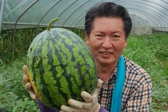 왕수박을 든 정청래 민주당 의원./ 페이스북