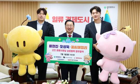 지난 1일 대전시청에서 열린 '류현진·오상욱·꿈씨패밀리 콜라보 굿즈 공동브랜딩' 업무협약식에서 한화이글스 류현진, 이장우 대전시장, 펜싱 국가대표 오상욱이 함께 기념촬영을 하고 있다. 대전일보 DB