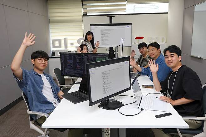 KT 기술혁신부문 연구원들이 서초구 KT 우면연구센터에서 믿:음 2.0을 테스트하고 있는 모습ⓒKT