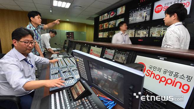 지난 2015년 6월 공영홈쇼핑 직원들이 서울 상암동 본사에서 개국 방송을 준비하는 모습. 〈자료:전자신문DB〉