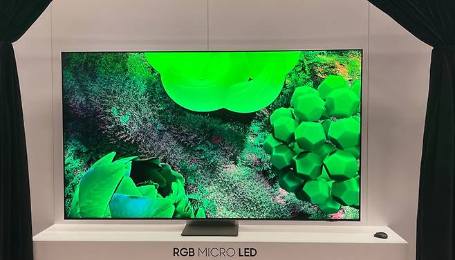 삼성전자가 CES 2025에서 고객사 대상으로 공개한 98형 RGB 마이크로 LED TV 시제품 (출처=마이크로올레드인포)