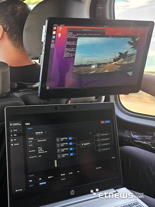 아크릴이 AI 전주기 통합 개발 플랫폼 '조나단'을 탑재한 국산 AI 반도체와 연동해 실시간 도로 교통관제 서비스를 실증하는 모습.