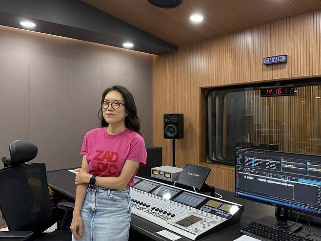 박수정 한국방송(KBS) 라디오 피디가 그의 작업 공간인 서울 영등포구 여의도동 한국방송 본관 5층의 라디오 스튜디오에서 포즈를 취하고 있다. 본인 제공