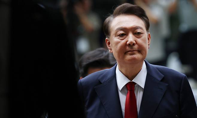 12·3 비상계엄과 관련해 특검의 수사를 받는 윤석열 전 대통령이 구속 전 피의자 심문(영장실질심사)을 받기 위해 지난 9일 오후 서울 서초구 서울중앙지법에 도착해 법정으로 향하고 있다. 사진공동취재단