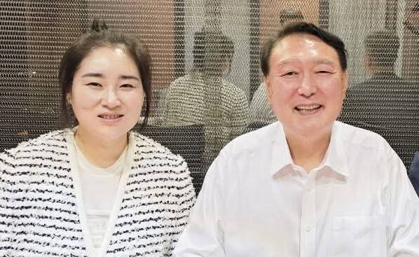 김계리 변호사가 지난 4월19일 윤석열 전 대통령과 함께한 사진을 올렸다. 김계리 변호사 페이스북 갈무리