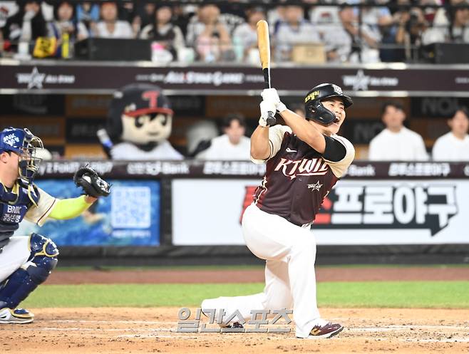 2025 신한 SOL뱅크 KBO 올스타전이 12일 오후 대전 한화생명볼파크에서 열렸다. 드림팀 투수 박영현이 9회 타석에 들어서 타격하고 잇다. 삼진아웃. 대전=정시종 기자 capa@edaily.co.kr /2025.07.12.