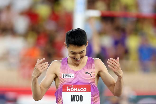 우상혁이 12일 모나코의 스타드 루이 2세 스타디움에서 열린 2025 다이아몬드리그 남자 높이뛰기 경기에서 시즌 최고 기록을 세운 뒤 미소 짓고 있다. AFP=연합뉴스