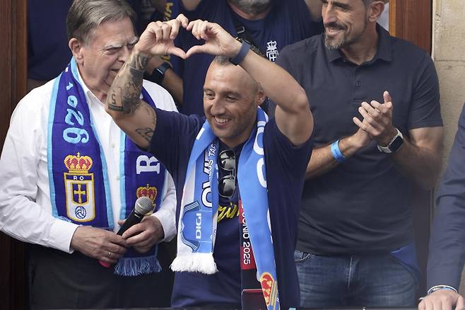 <yonhap photo-1556=""> epa12191670 Real Oviedo's Santi Cazorla celebrates with supporters, after the club's promotion to the first division in Oviedo, northern Spain, 22 June 2025. EPA/Paco Paredes/2025-06-23 05:04:14/ <저작권자 ⓒ 1980-2025 ㈜연합뉴스. 무단 전재 재배포 금지, AI 학습 및 활용 금지></yonhap>