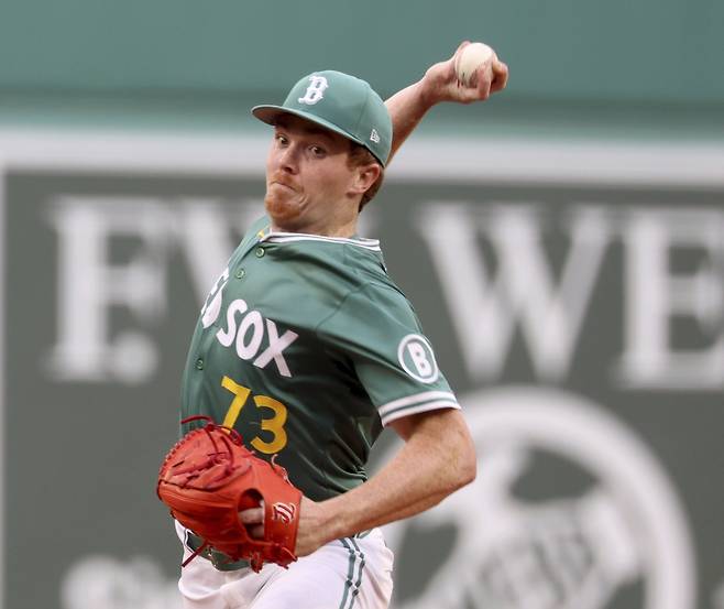<yonhap photo-2112=""> Boston Red Sox pitcher Hunter Dobbins throws during the first inning of a baseball game against the Tampa Bay Rays Friday, July 11, 2025, in Boston. (AP Photo/Mark Stockwell)/2025-07-12 09:34:32/ <저작권자 ⓒ 1980-2025 ㈜연합뉴스. 무단 전재 재배포 금지, AI 학습 및 활용 금지></yonhap>