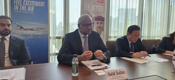 나빌 술탄(Nabil Sultan) 에미레이트 항공 여객영업 및 지사 총괄 수석부사장이 서울 종로구 에미레이트항공 한국지사에서 본지와 인터뷰하고 있다. 사진 박영우 기자