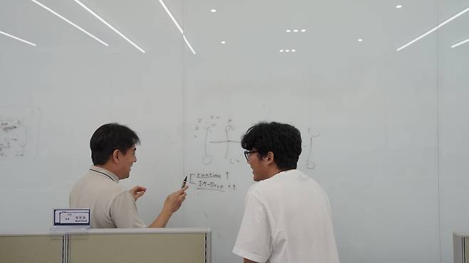 이진구 팀장(왼쪽)과 이언식 프로가 케이스 스터디를 하고 있다. 수원=윤현주 기자