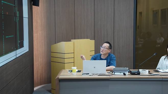 이경준 팀장이 그룹회의를 주관하고 있다. 수원=윤현주 기자