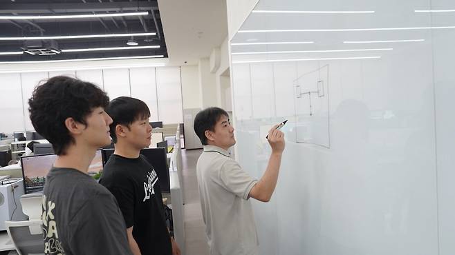 정현우(왼쪽부터), 이태훈 프로와 이진구 팀장이 케이스 스터디를 하고 있다. 수원=윤현주 기자
