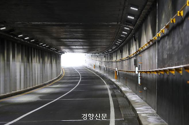 ‘오송참사’ 1주기를 하루 앞둔 14일 충북 청주시 흥덕구 오송읍 궁평2지하차도에 대피용 손잡이가 설치되어 있다. 2024.7.14. 정지윤 선임기자