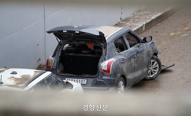 2023년 오송 지하차도 참사 당시 사고현장 지하차도에 침수된 차량이 서있다. 권도현 기자