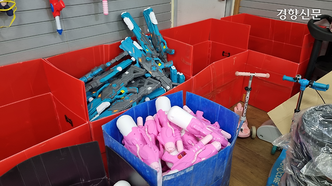 지난 10일 경기 고양시 사단법인 트루 사무실에 ‘워터밤’에서 쓰인 뒤 버려진 물총이 종류별로 분류돼 있다. 강한들 기자