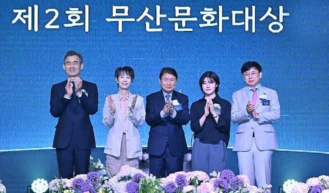 From left: Cellist Yang Sung-won, writer Kwon Yeo-sun, Kwon Young-min, chairman of the Manhae Musan Foundation, Jo Eun-byeol, graduate of the Lee Tae-seok Leadership Academy, and Goo Soo-hwan, chairman of the Lee Tae-seok Foundation, pose for a group photo after the Musan Cultural Awards ceremony at the Grand Hyatt Seoul in Yongsan, Seoul, Friday. (Im Se-jun/The Korea Herald)