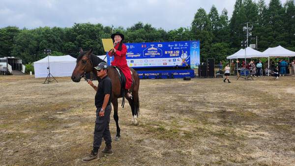 13일 파주 신촌동 LH 운동장에서 열린 ‘2025파주몽골나담축제’에서 우레 나무몽골아동가족센터 박사가 말을 타고 있다. 김요섭기자