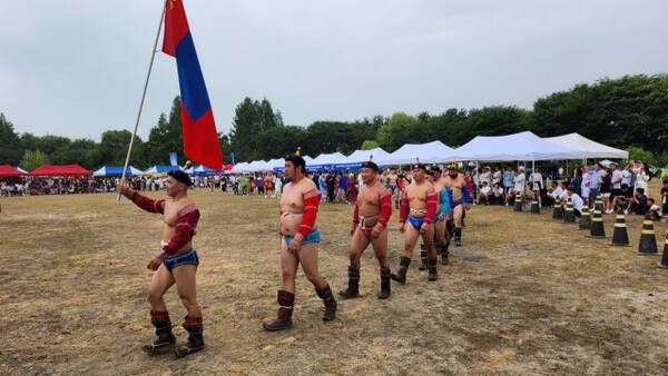 13일 파주 신촌동 LH 운동장에서 열린 ‘2025파주몽골나담축제’에서 몽골씨름선수들이 운동장에 입장하고 있다. 김요섭기자