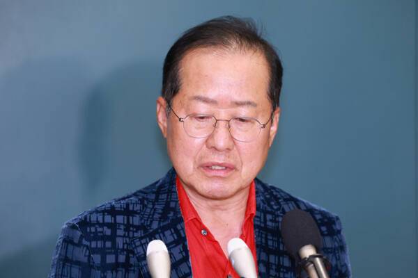 홍준표 전 대구시장이 지난달 17일 인천국제공항 제1여객터미널을 통해 귀국, 취재진과 인터뷰하고 있다. 홍 전 시장은 지난 4월 국민의힘 대선 후보 경선에서 패배한 뒤 탈당하고 미국 하와이에 머물렀다. 연합뉴스