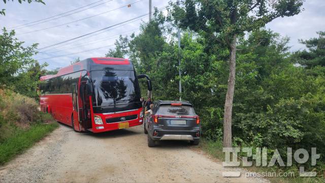 ▲ 안동시 풍천면 병산리에 위치한 군도 5호선(병산길), 관광버스가 진입했다가 승용차와 마주치며 ‘아찔한 교행’을 벌이다 버스 뒷바퀴가 수로에 빠지는 장면. ⓒ 프레시안(김종우)
