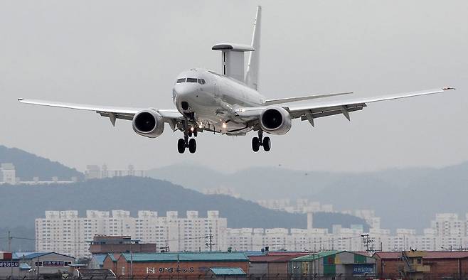 한국 공군 E-737 조기경보통제기가 활주로에 접근하고 있다. 세계일보 자료사진