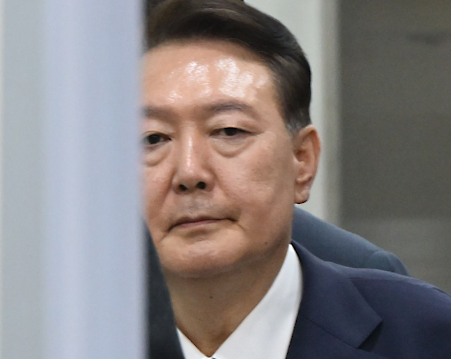 12.3 비상계엄 사태 관련 내란 혐의를 받는 윤석열 전 대통령이 지난 9일 서울 서초구 서울중앙지방법원에서 구속 전 피의자 심문(영장실질심사)을 마치고 법원을 나서고 있다. 연합뉴스