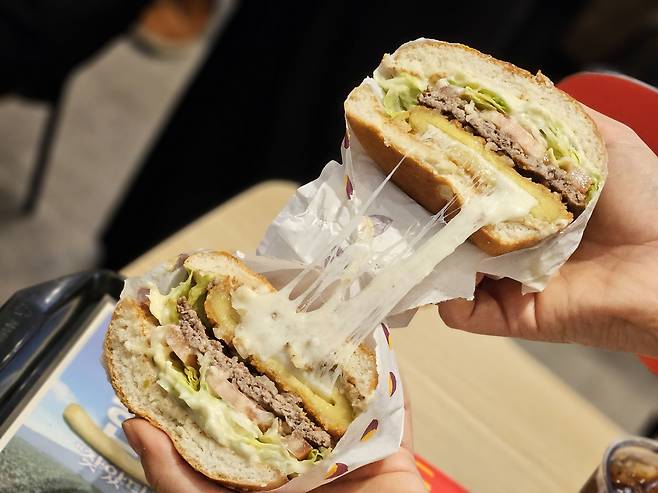 한국맥도날드가 지난 10일 ‘한국의 맛’ 프로젝트의 2025년 신메뉴 ‘익산 고구마 모짜렐라 버거’를 출시했다.