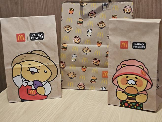 한국맥도날드는 익산 고구마 버거 출시에 맞춰 카카오프렌즈 ‘춘식이’ 캐릭터와 협업, 포장지에 농부 옷차림을 한 채 고구마를 든 춘식이를 그려넣었다.