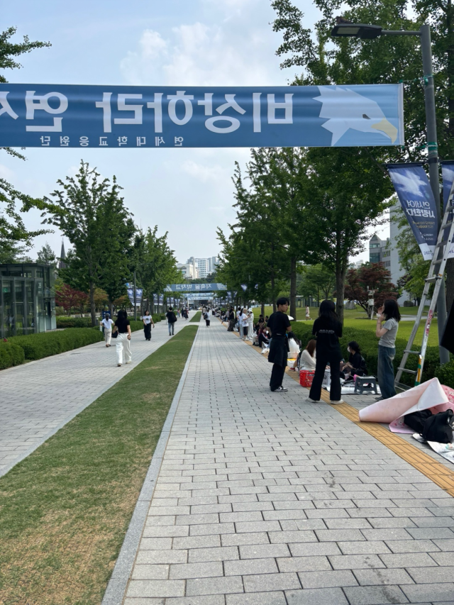 ‘아카라카를 온누리에 with alumni’ 공연을 하루 앞둔 지난 6월 7일 연세대 신촌캠퍼스 교정에 아이돌 가수 팬들과 사진사들이 돗자리를 깔고 기다리고 있다. 정다은 기자