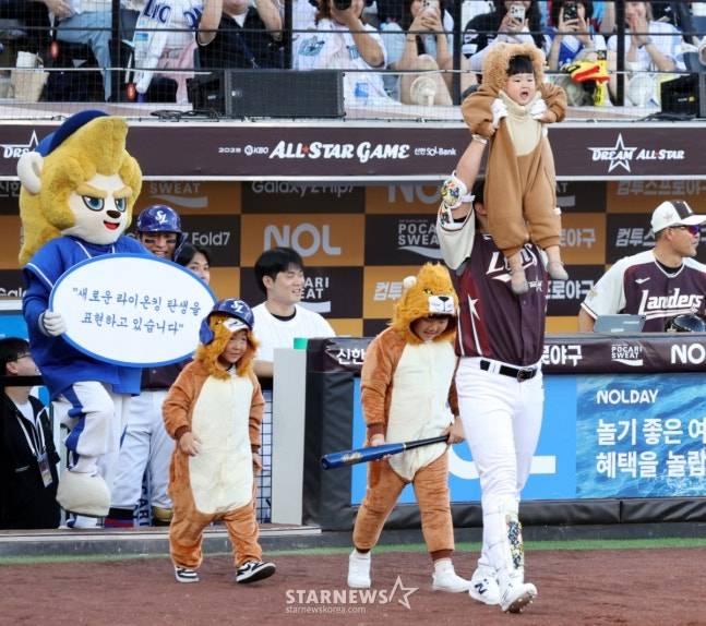 드림올스타 삼성 류지혁이 12일 대전한화생명볼파크에서 열린 2025KBO리그 올스타게임에서 딸 류이엘 양과 함께 사자 퍼포먼스를 펼치고 있다. /사진=강영조 선임기자