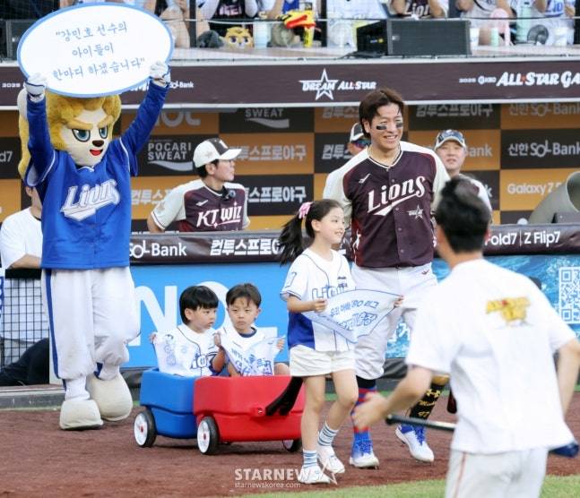 드림올스타 강민호가 12일 대전한화생명볼파크에서 열린 2025KBO리그 올스타게임에서 세 자녀와 함께 퍼포먼스를 펼치고 있다. /사진=강영조 선임기자